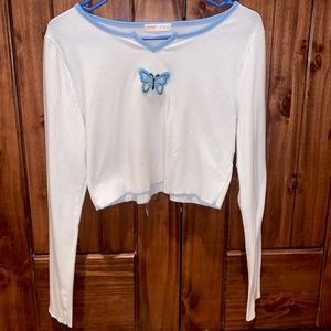 Women’s long sleeve blue and white butterfly crop top.